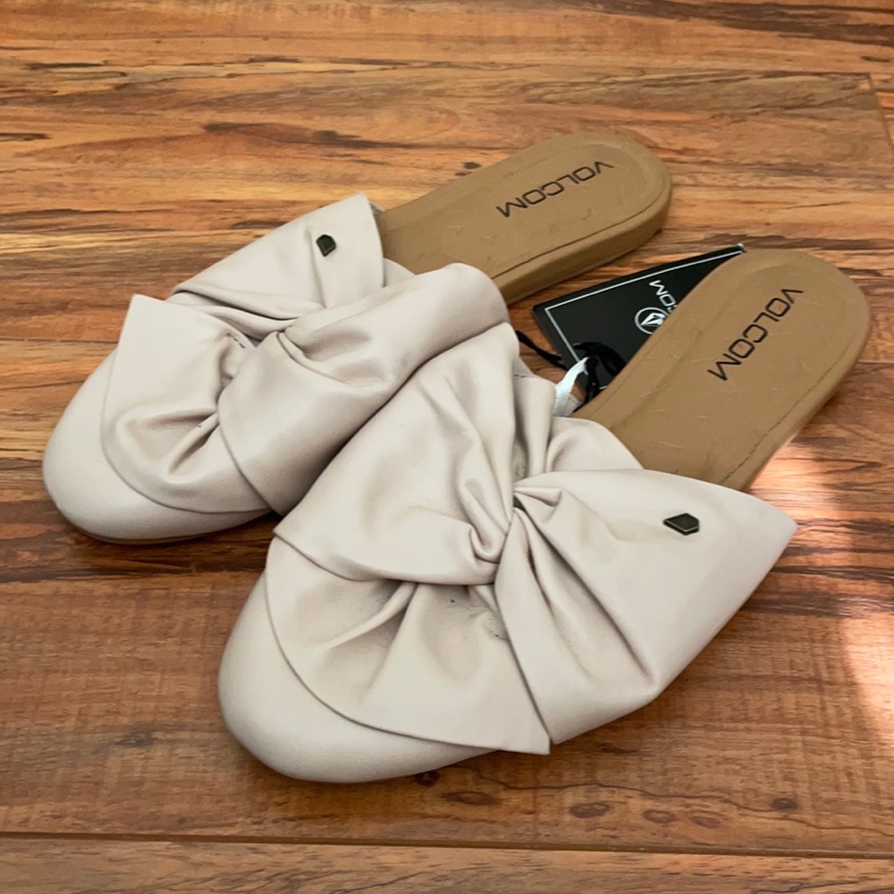 Volcom Vamanos  Sandals with slight heel.